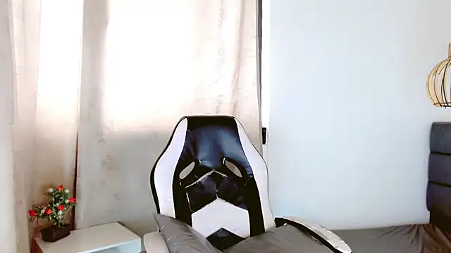 Snapshot of Oriana_braom chatting on February 21, 8:05 pm Oriana braom online show from February 21, 8:05 pm