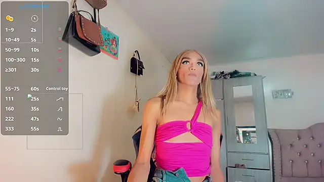 Snapshot of Oriana_braom chatting on October 20, 7:14 pm Oriana braom online show from October 20, 7:14 pm