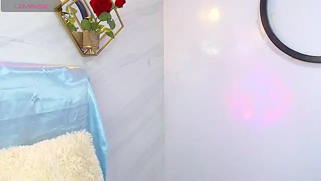 Snapshot of _Rouse_v chatting on February 6, 1:21 pm Rouse v online show from February 6, 1:21 pm