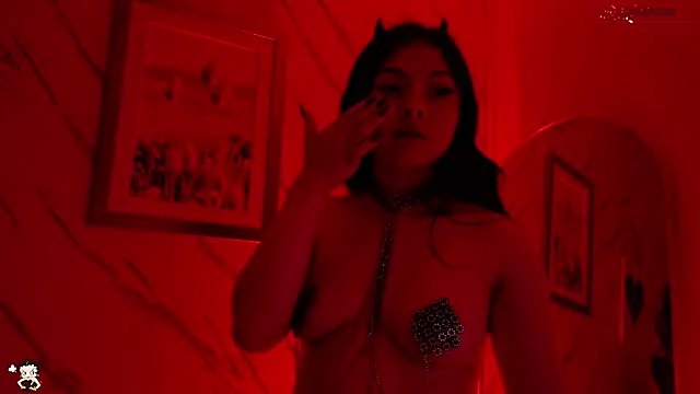 Snapshot of _Rouse_v chatting on October 7, 1:25 am Rouse v online show from October 7, 1:25 am