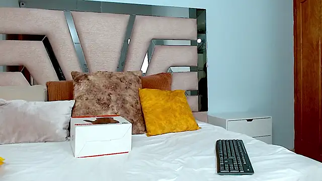 Snapshot of cintia_hills chatting on January 15, 4:04 am cintia hills online show from January 15, 4:04 am