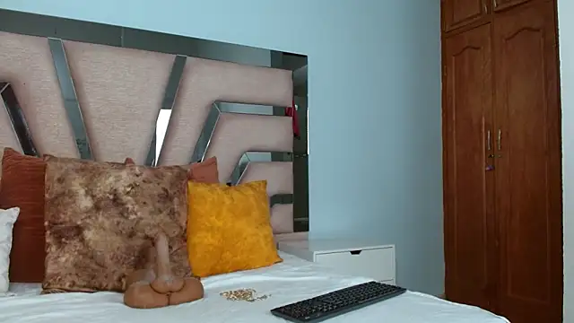 Snapshot of cintia_hills chatting on February 11, 3:50 am cintia hills online show from February 11, 3:50 am