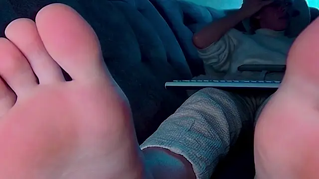 Snapshot of AgnesMillerS chatting on December 9, 10:32 am AgnesMillerS online show from December 9, 10:32 am