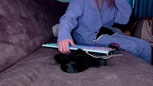 Snapshot of AgnesMillerS chatting on December 18, 3:04 am AgnesMillerS online show from December 18, 3:04 am