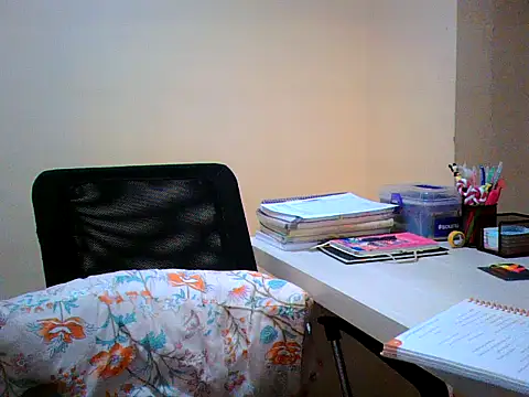 Snapshot of maliamiller chatting on October 30, 6:15 am maliamiller online show from October 30, 6:15 am