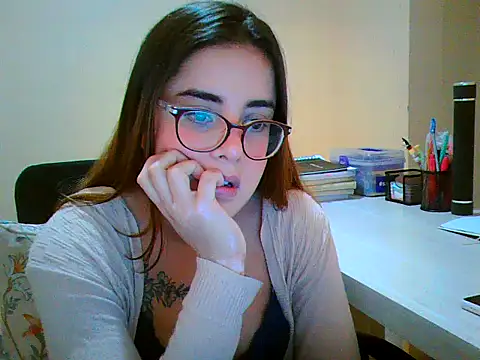 Snapshot of maliamiller chatting on November 8, 8:47 am maliamiller online show from November 8, 8:47 am