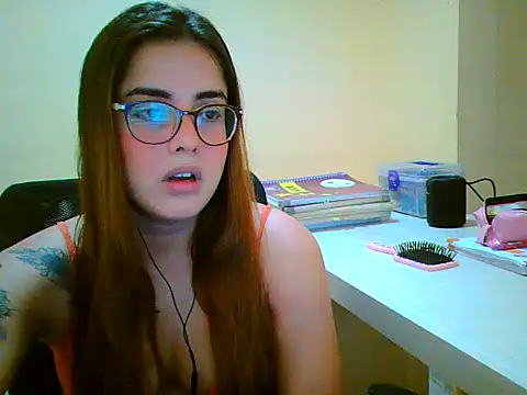 Snapshot of maliamiller chatting on November 15, 6:11 am maliamiller online show from November 15, 6:11 am