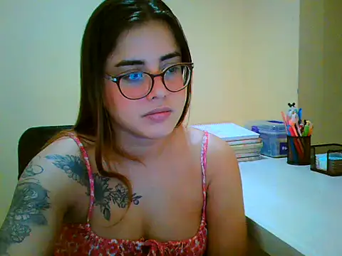 Snapshot of maliamiller chatting on November 28, 9:06 pm maliamiller online show from November 28, 9:06 pm