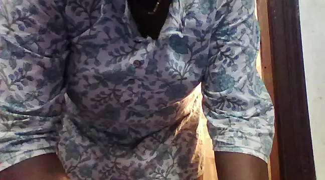 expression queen online show from December 14, 6:30 pm