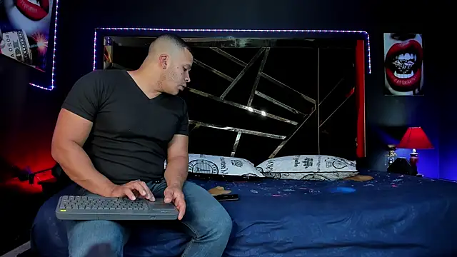 Snapshot of AndyandFran chatting on October 6, 8:39 pm AndyandFran online show from October 6, 8:39 pm