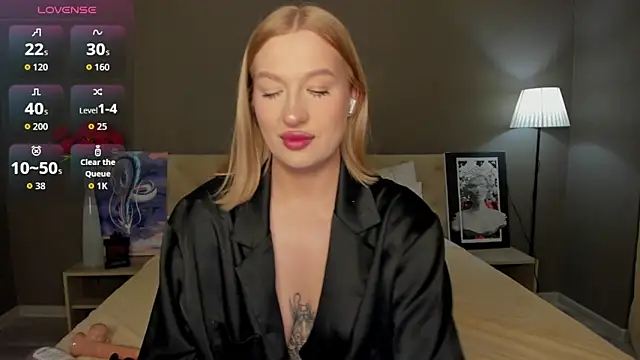 Emma  Leee online show from October 5, 1:04 am