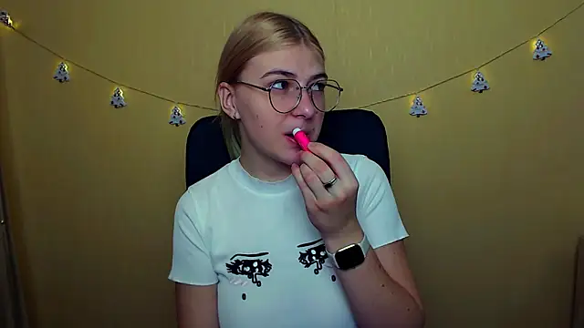 Luna Lush  online show from December 7, 9:06 am