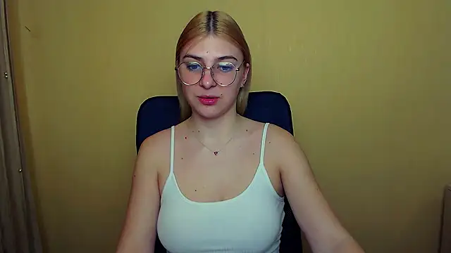 Luna Lush  online show from January 14, 8:20 am