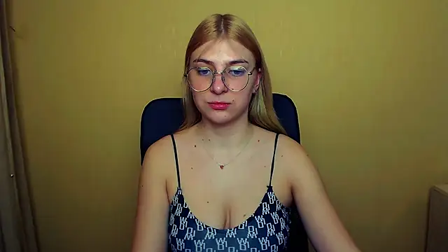 Luna Lush  online show from January 29, 8:29 am