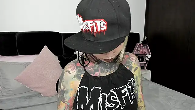 NikkiRamone online show from January 31, 11:56 am