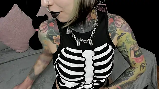 NikkiRamone online show from February 5, 7:29 am