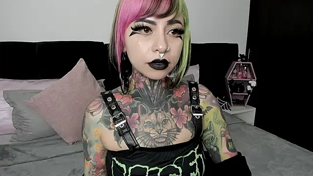 NikkiRamone online show from February 9, 9:47 am