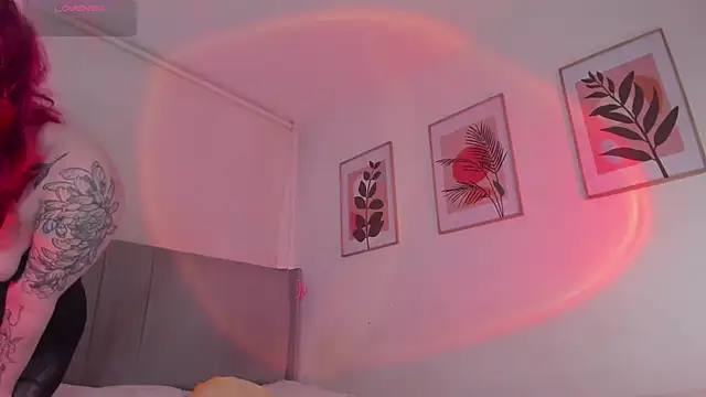 Snapshot of Whitekitty-exe chatting on January 6, 10:58 pm Whitekitty-exe online show from January 6, 10:58 pm