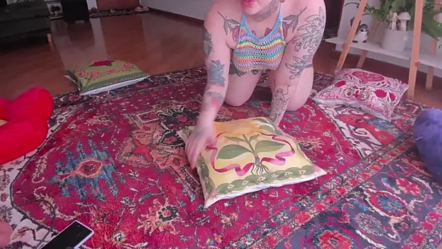 Snapshot of Whitekitty-exe chatting on February 6, 8:13 pm Whitekitty-exe online show from February 6, 8:13 pm