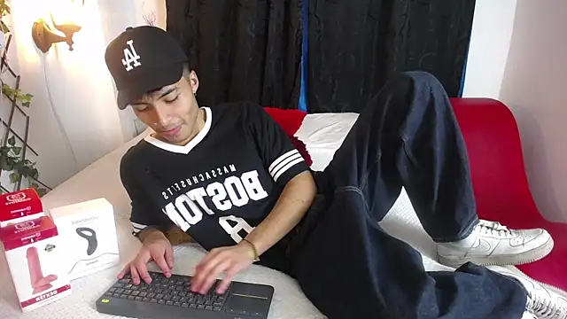 Snapshot of dylan_fun18 chatting on February 6, 6:24 pm dylan fun18 online show from February 6, 6:24 pm