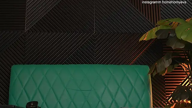 Snapshot of home_horny_eva chatting on March 19, 12:15 am home horny eva online show from March 19, 12:15 am