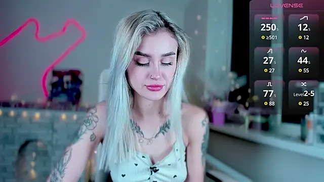 Snapshot of _Ravenaa chatting on December 14, 12:55 pm Ravenaa online show from December 14, 12:55 pm