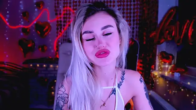 Snapshot of _Ravenaa chatting on February 9, 11:04 am Ravenaa online show from February 9, 11:04 am