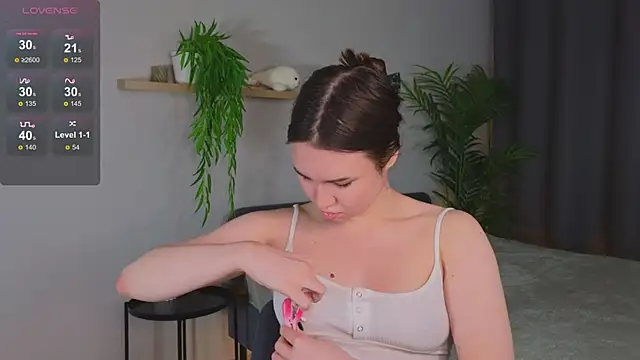 Snapshot of Roxie_Mils chatting on February 4, 3:26 pm Roxie Mils online show from February 4, 3:26 pm