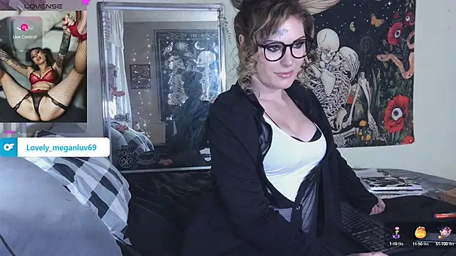 Snapshot of meganluv69 chatting on December 14, 12:44 pm meganluv69 online show from December 14, 12:44 pm