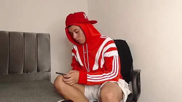 Snapshot of alex-lover chatting on February 5, 4:59 am alex-lover online show from February 5, 4:59 am