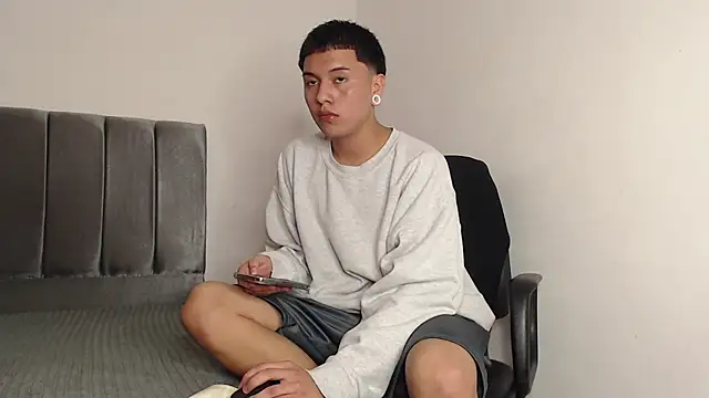 Snapshot of alex-lover chatting on February 7, 4:48 am alex-lover online show from February 7, 4:48 am