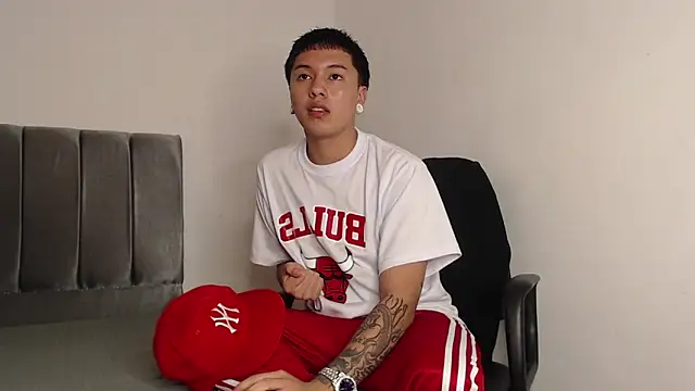 Snapshot of alex-lover chatting on February 15, 2:04 am alex-lover online show from February 15, 2:04 am