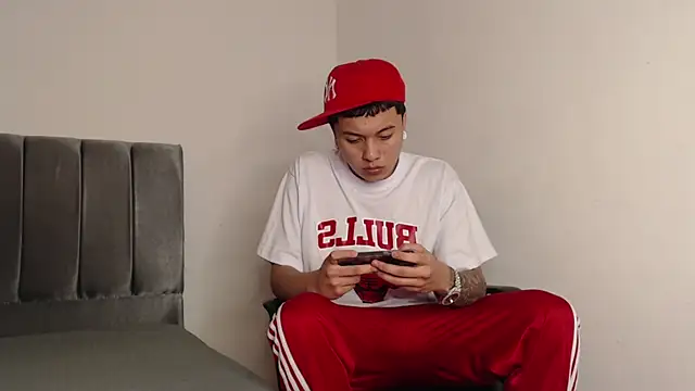 Snapshot of alex-lover chatting on February 15, 8:11 am alex-lover online show from February 15, 8:11 am