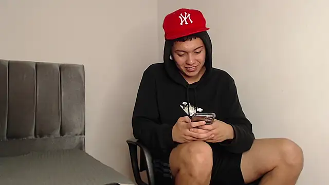 Snapshot of alex-lover chatting on February 16, 5:04 am alex-lover online show from February 16, 5:04 am