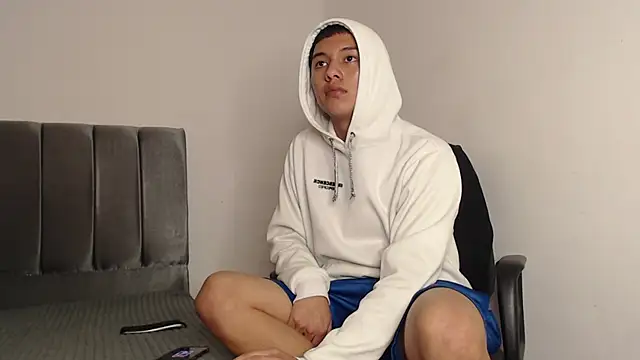 Snapshot of alex-lover chatting on February 19, 4:55 am alex-lover online show from February 19, 4:55 am