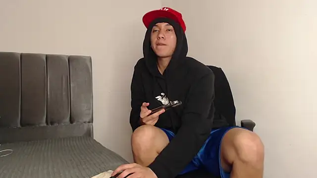 Snapshot of alex-lover chatting on February 20, 6:50 am alex-lover online show from February 20, 6:50 am