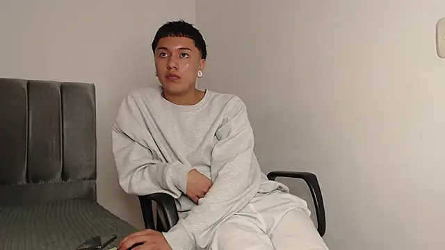 Snapshot of alex-lover chatting on February 22, 5:12 am alex-lover online show from February 22, 5:12 am