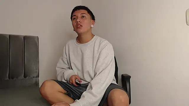 Snapshot of alex-lover chatting on February 26, 1:11 am alex-lover online show from February 26, 1:11 am