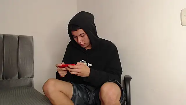 Snapshot of alex-lover chatting on March 6, 5:24 am alex-lover online show from March 6, 5:24 am