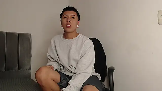 Snapshot of alex-lover chatting on March 18, 1:00 am alex-lover online show from March 18, 1:00 am