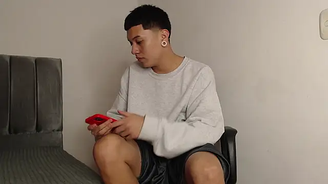 Snapshot of alex-lover chatting on March 18, 4:04 am alex-lover online show from March 18, 4:04 am