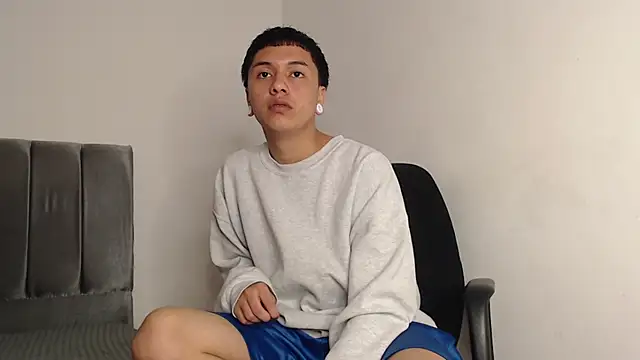 Snapshot of alex-lover chatting on September 19, 1:29 am alex-lover online show from September 19, 1:29 am