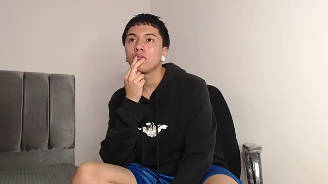 Snapshot of alex-lover chatting on October 1, 1:22 am alex-lover online show from October 1, 1:22 am