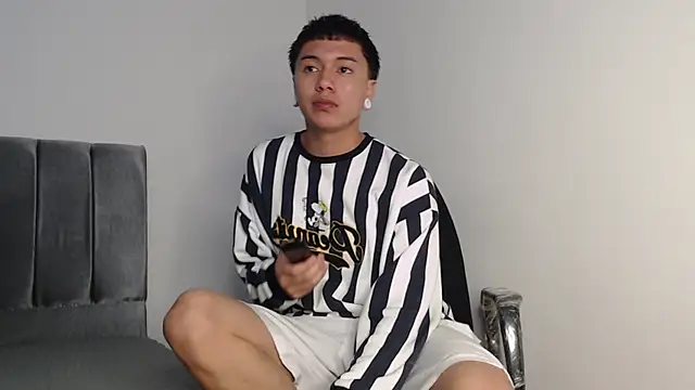 Snapshot of alex-lover chatting on October 11, 12:43 am alex-lover online show from October 11, 12:43 am