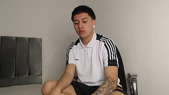 Snapshot of alex-lover chatting on October 22, 2:23 am alex-lover online show from October 22, 2:23 am