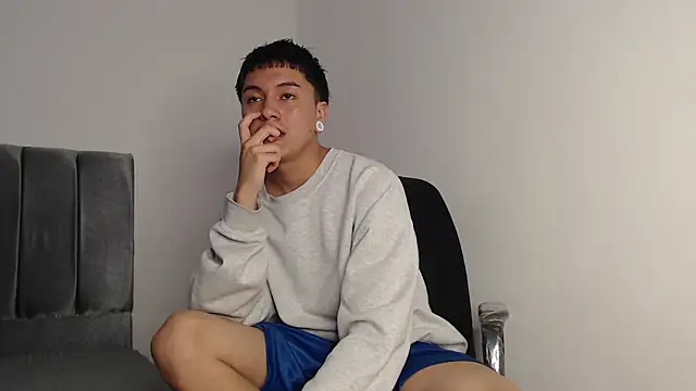 Snapshot of alex-lover chatting on November 8, 1:39 am alex-lover online show from November 8, 1:39 am