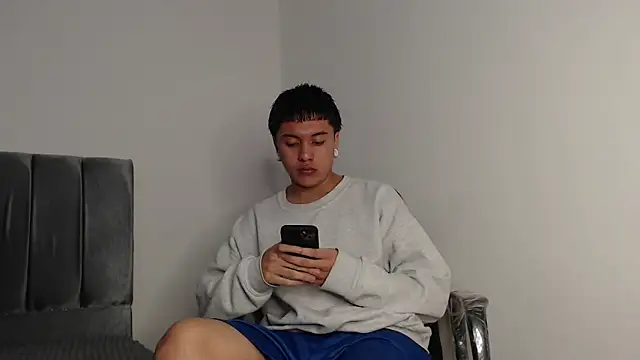 Snapshot of alex-lover chatting on November 9, 2:21 am alex-lover online show from November 9, 2:21 am