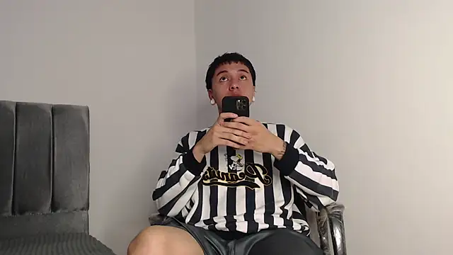 Snapshot of alex-lover chatting on November 11, 2:11 am alex-lover online show from November 11, 2:11 am