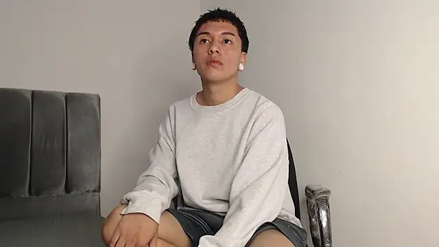 Snapshot of alex-lover chatting on December 17, 1:22 am alex-lover online show from December 17, 1:22 am