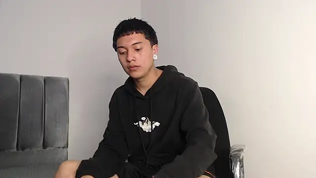 Snapshot of alex-lover chatting on December 19, 12:17 am alex-lover online show from December 19, 12:17 am